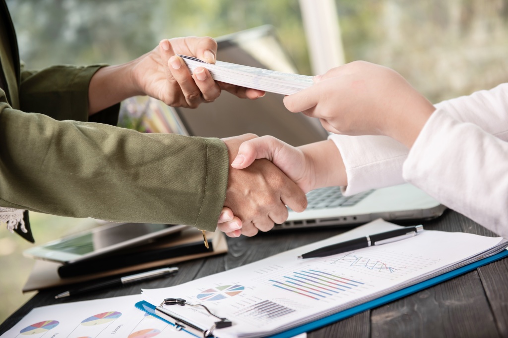 business-people-shaking-hands-finishing-up-meeting.jpg соглашение